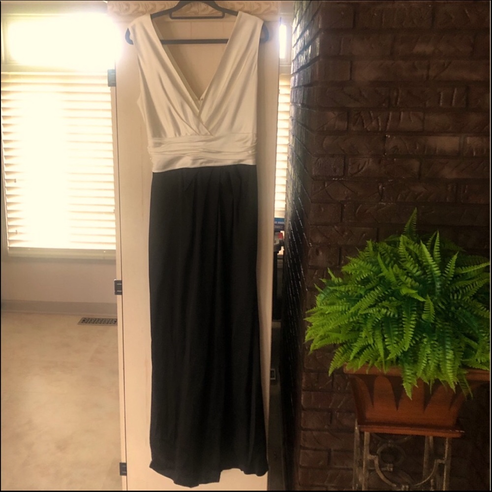 VERA WANG White & Black Dress